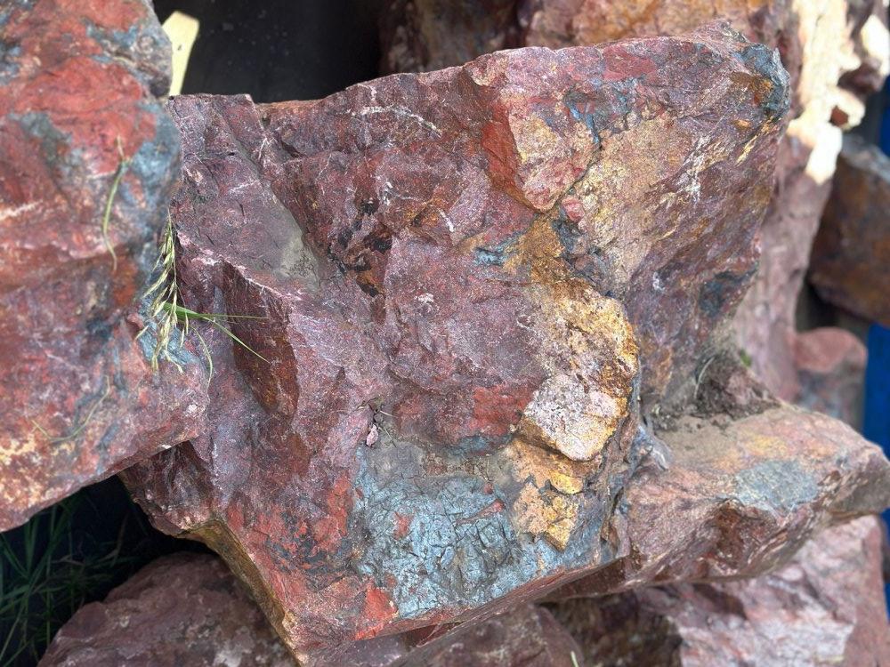 Камни для ландшафтного дизайна красно-фиолетовые 10-60 килограмм купить в Ялте