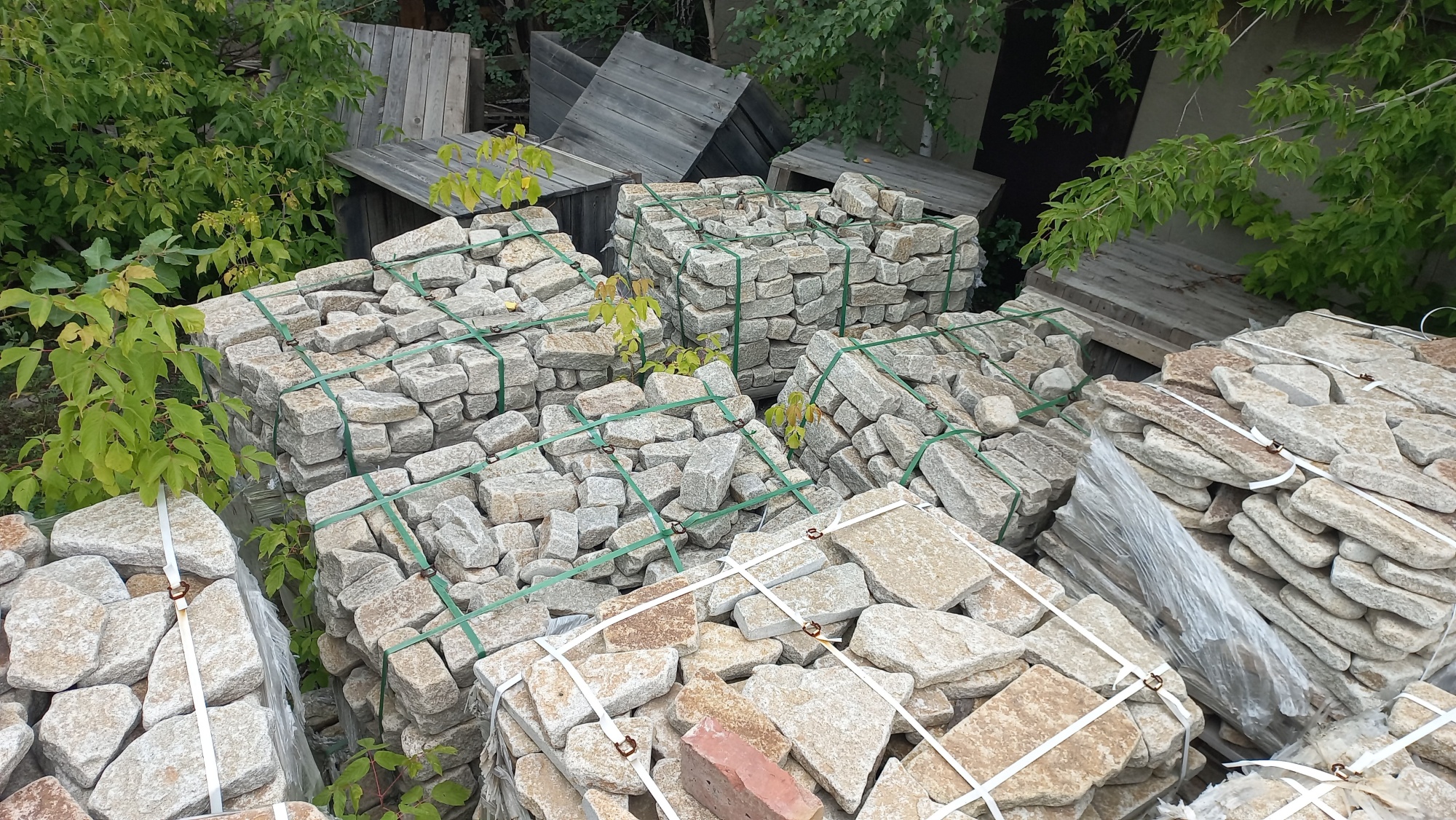 Плитняк галтованный гранитный для ландшафтного дизайна купить в Ялте