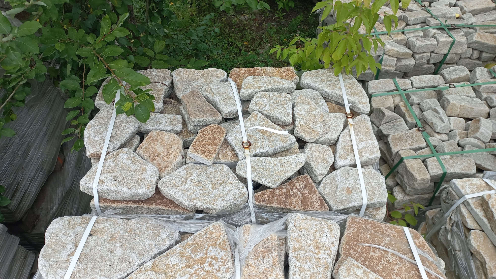 Плитняк галтованный гранитный для ландшафтного дизайна купить в Ялте