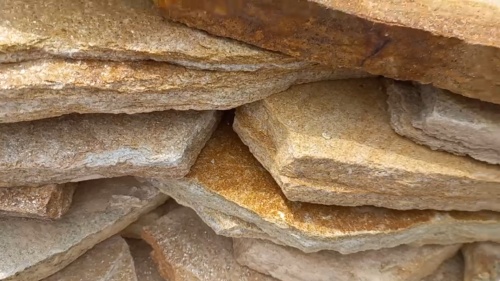 Плитняк златолит жёлтый золотистый для отмостки купить в Ялте