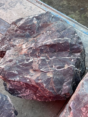 Камни для ландшафтного дизайна красно-фиолетовые 10-60 килограмм купить в Ялте