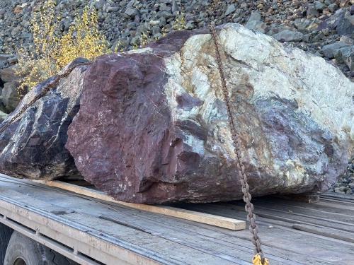 Огромные красно-фиолетовые валуны для ландшафтного дизайна весом более 5 тонн купить в Ялте