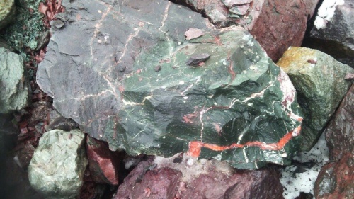 Гигантские зелёные валуны для ландшафтного дизайна весом более 5 тонн купить в Ялте