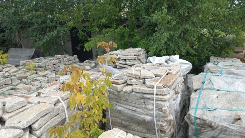 Плитняк галтованный гранитный для ландшафтного дизайна купить в Ялте