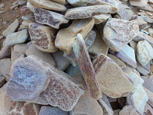 Златолит жёлтый, жёлто-зелёный глыбки и валуны для ланшафтного дизайна купить в Ялте