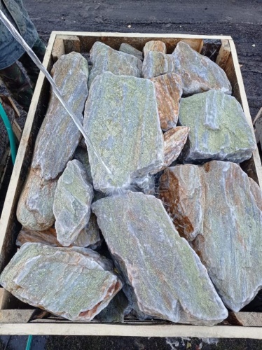 Златолит жёлтый, жёлто-зелёный глыбки и валуны для ланшафтного дизайна купить в Ялте