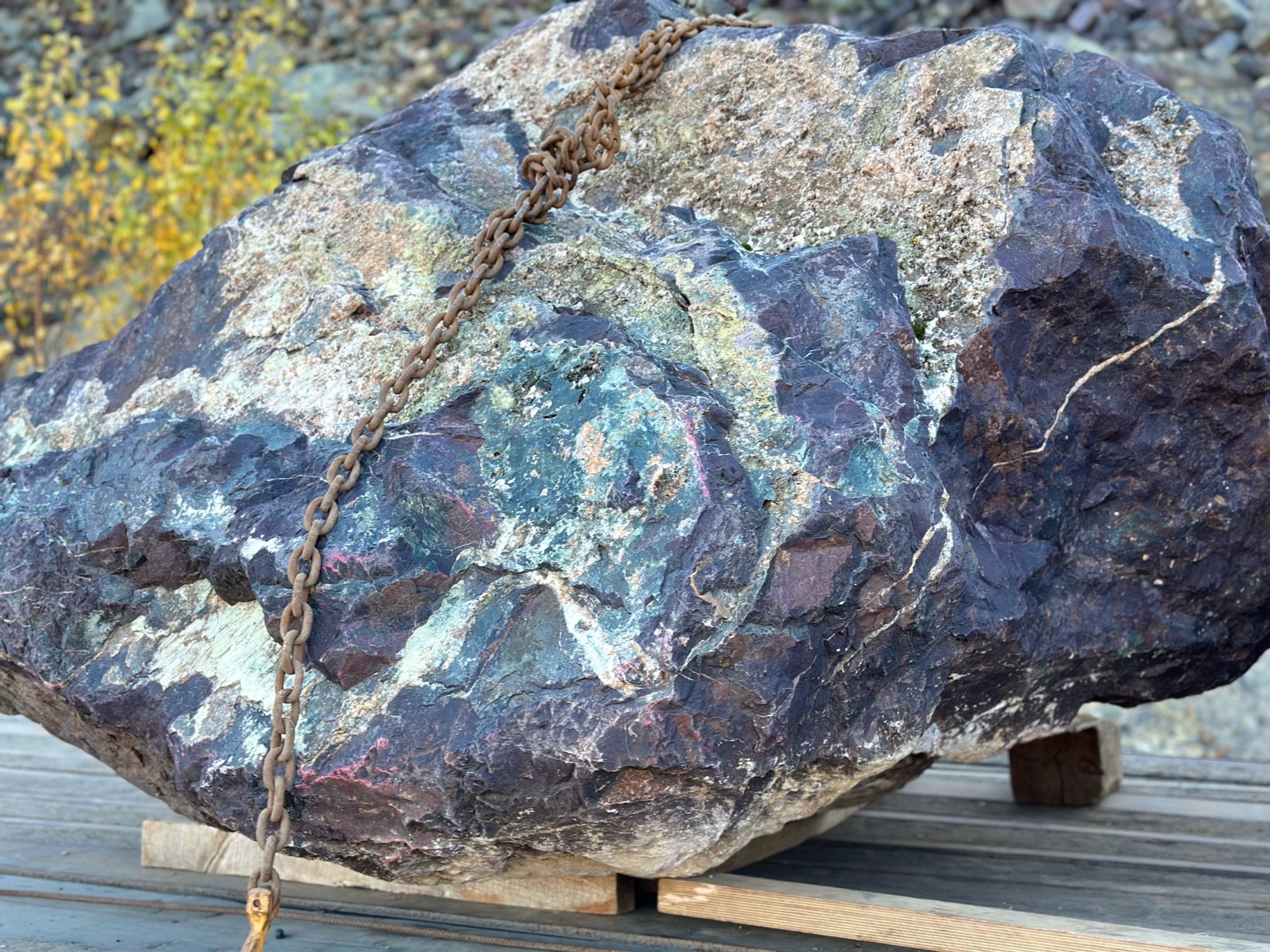 Огромные красно-фиолетовые валуны для ландшафтного дизайна весом более 5 тонн купить в Ялте