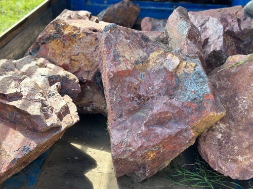 Ландшафтные глыбы красно-фиолетовые 200-1000 килограмм купить в Ялте