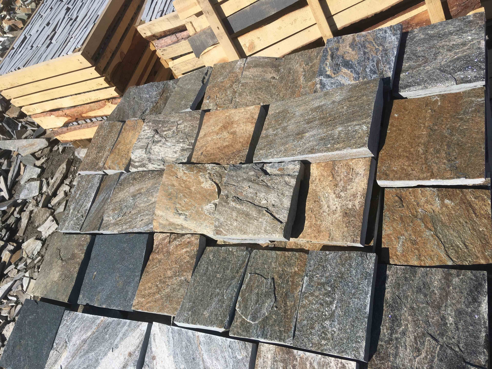 Плитка пилёная златолит Уральский для фасада купить в Ялте