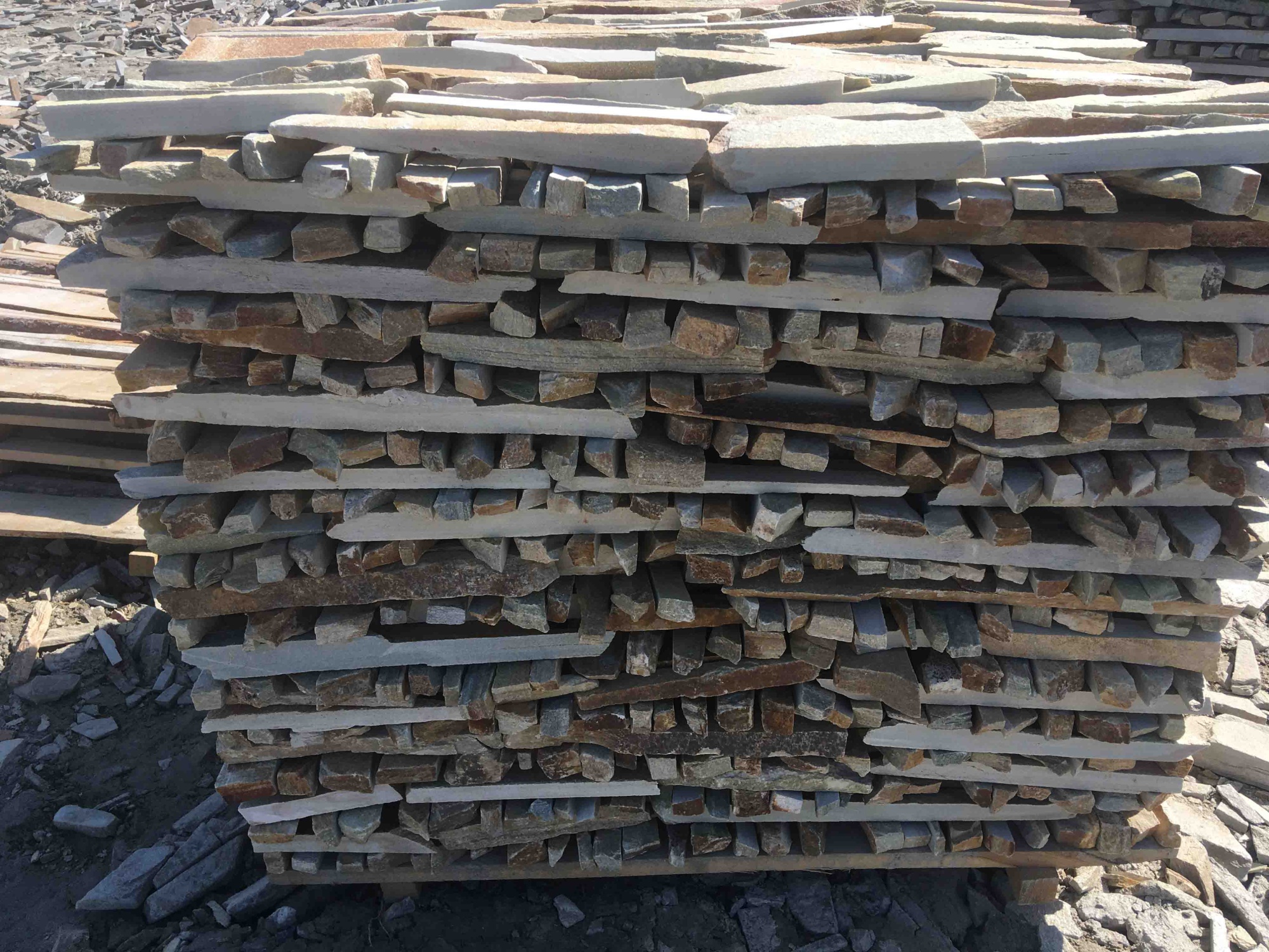 Горбушка златолит золотистый для облицовки купить в Ялте