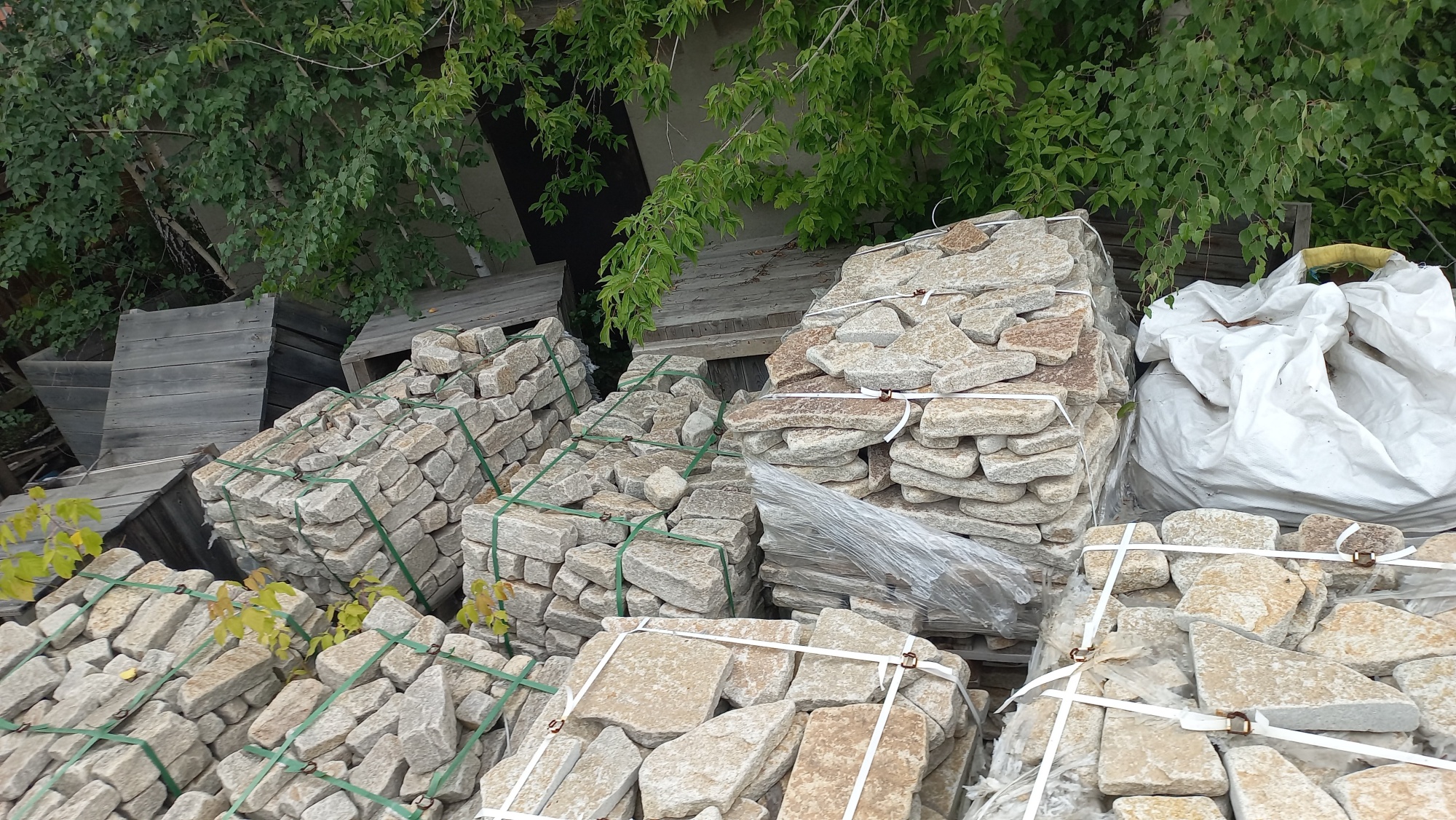 Плитняк гранитный галтованный купить в Ялте