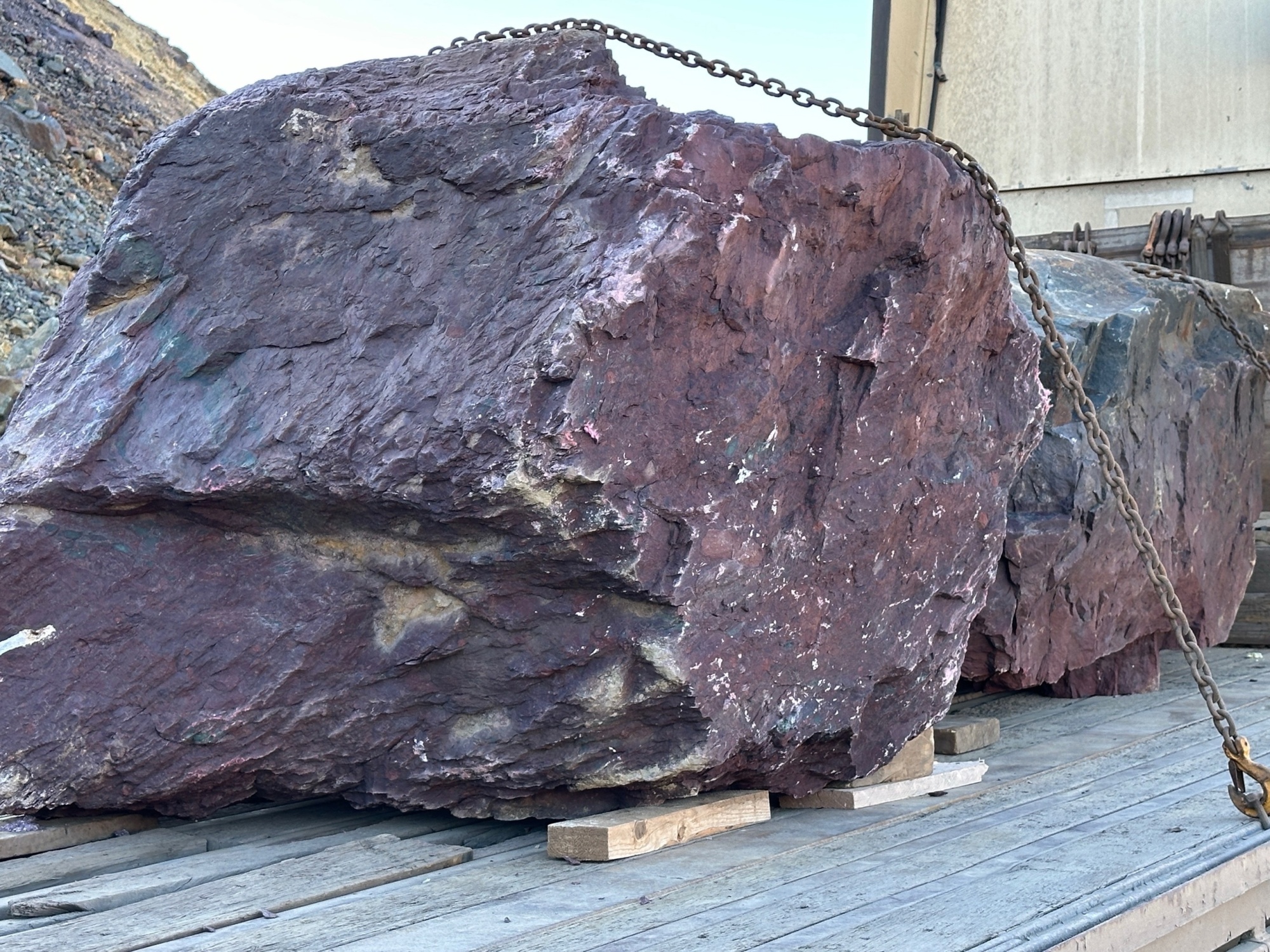 Огромные красно-фиолетовые валуны для ландшафтного дизайна весом более 5 тонн купить в Ялте