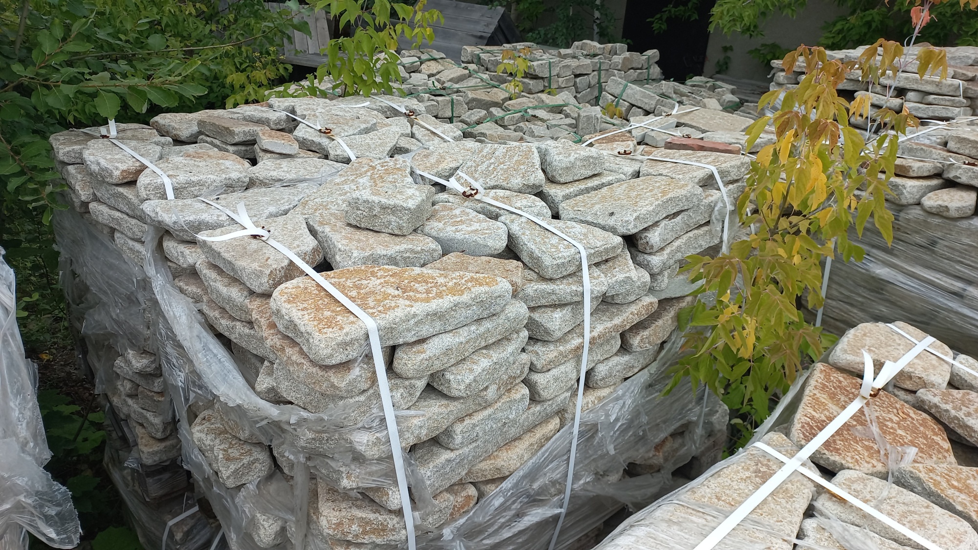 Плитняк галтованный гранитный для ландшафтного дизайна купить в Ялте