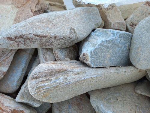 Златолит жёлтый, жёлто-зелёный глыбки и валуны для ланшафтного дизайна купить в Ялте