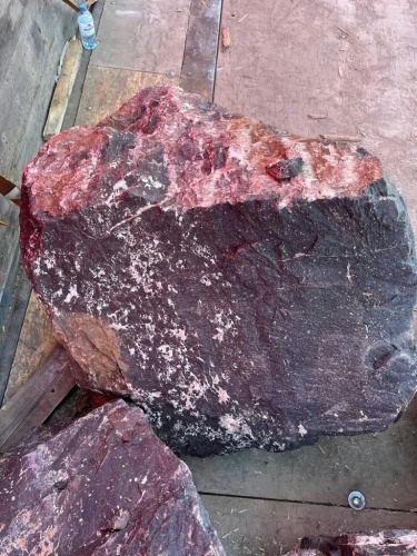 Камни для ландшафтного дизайна красно-фиолетовые 10-60 килограмм купить в Ялте