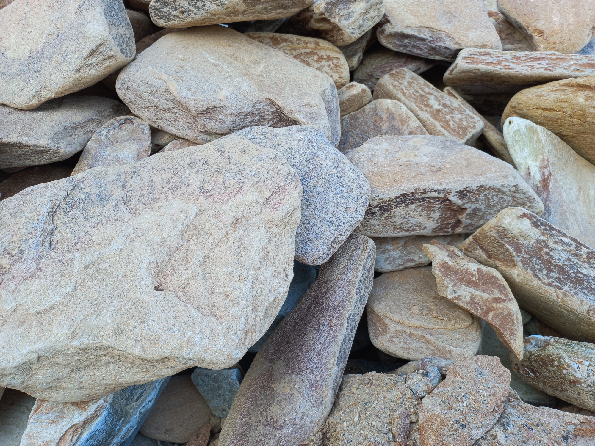 Златолит жёлтый, жёлто-зелёный глыбки и валуны для ланшафтного дизайна купить в Ялте