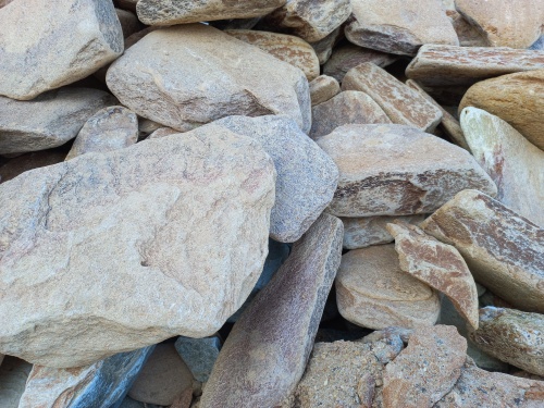 Златолит жёлтый, жёлто-зелёный глыбки и валуны для ланшафтного дизайна купить в Ялте