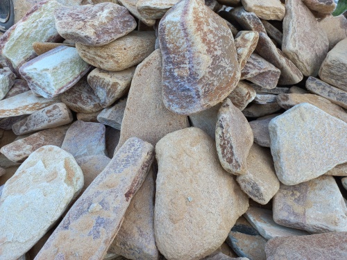 Златолит жёлтый, жёлто-зелёный глыбки и валуны для ланшафтного дизайна купить в Ялте