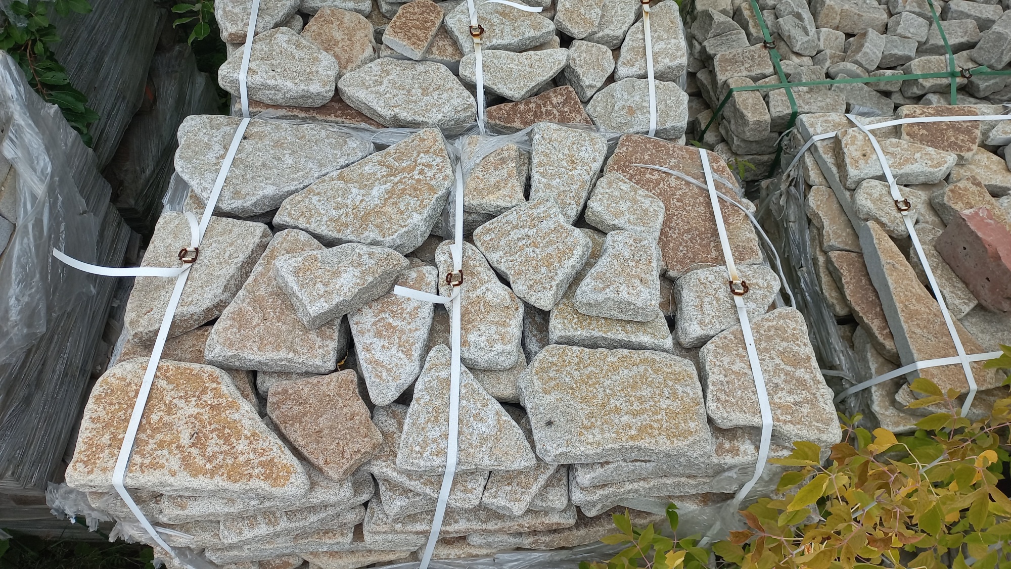 Плитняк галтованный гранитный для ландшафтного дизайна купить в Ялте