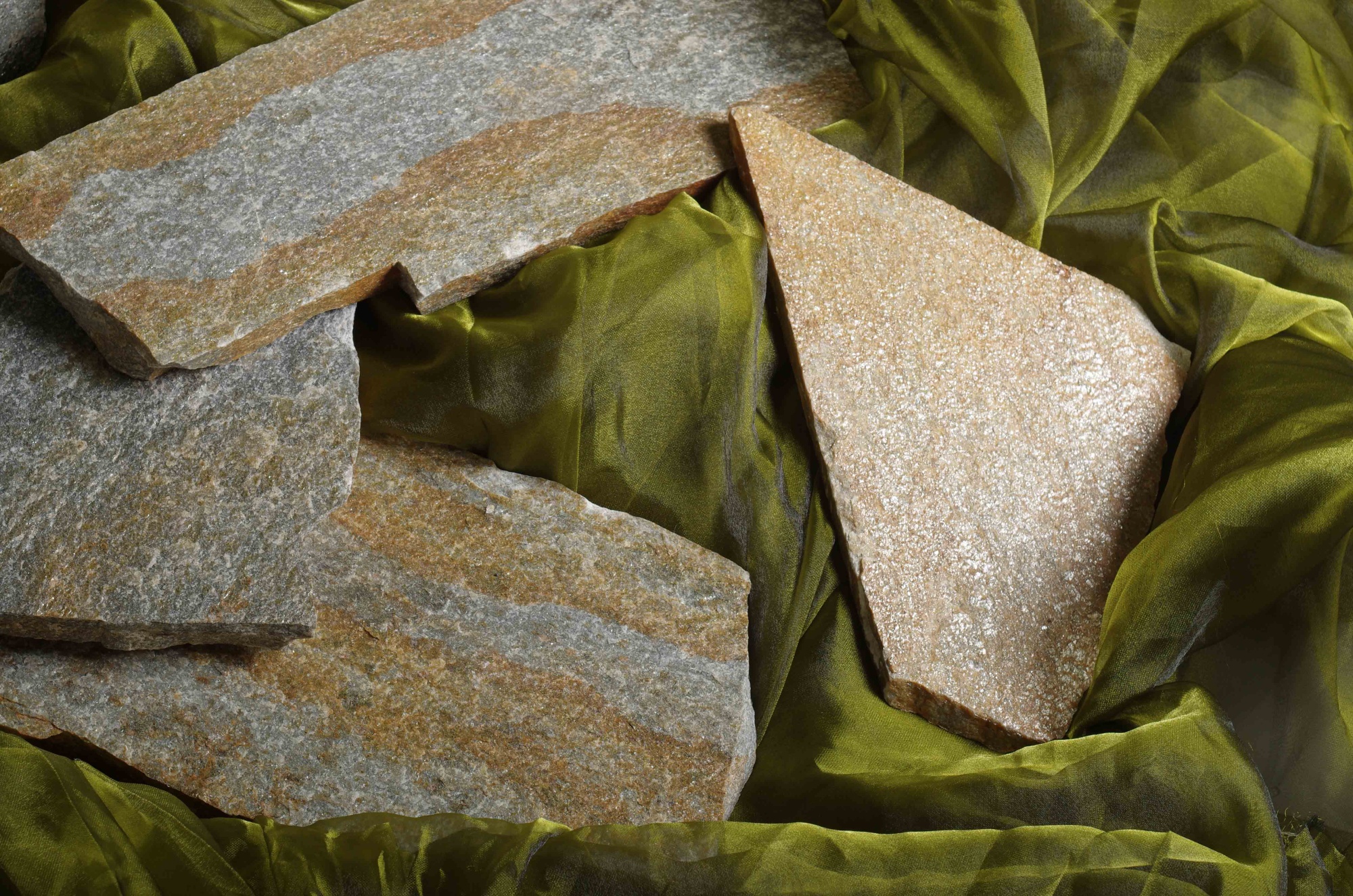 Плитняк златолит Уральский для цоколя, отмостки купить в Ялте