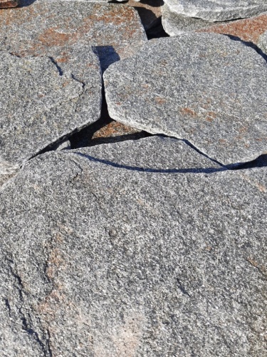 Златолит серебристый галтованный для лестниц купить в Ялте