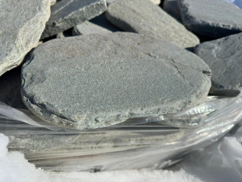 Плитняк златолит зелёный галтованный для мощения на бетон купить в Ялте